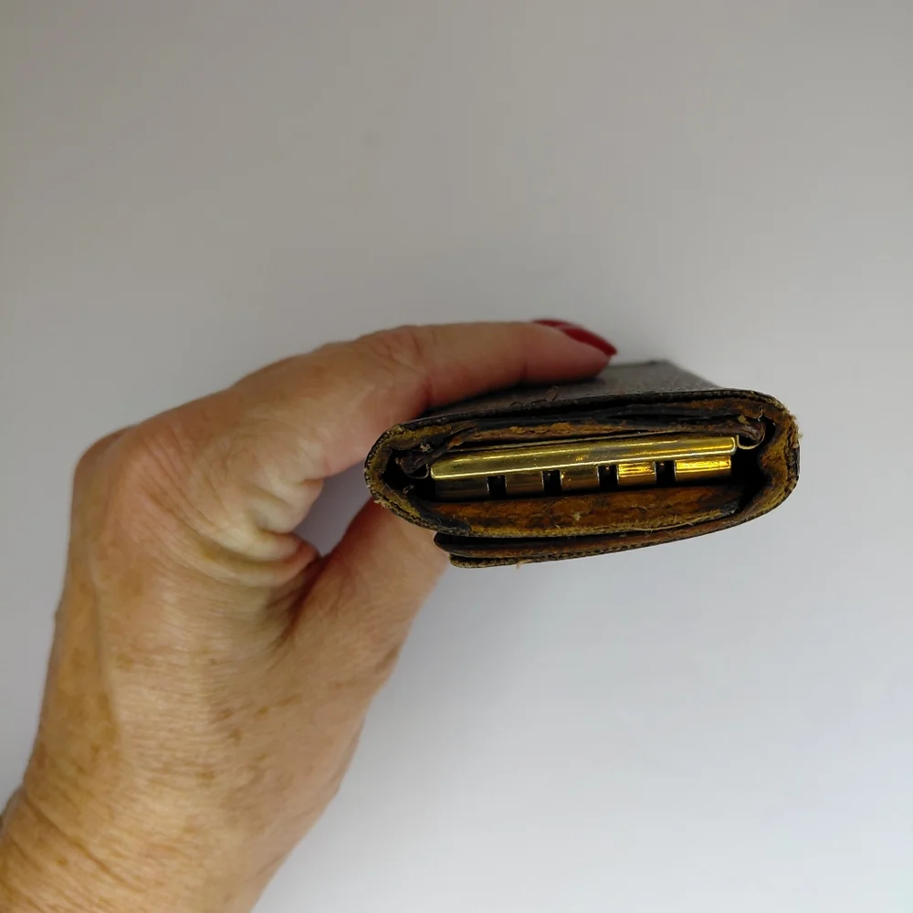 Louis Vuitton 4 Key Holder - Picture 11 of 17